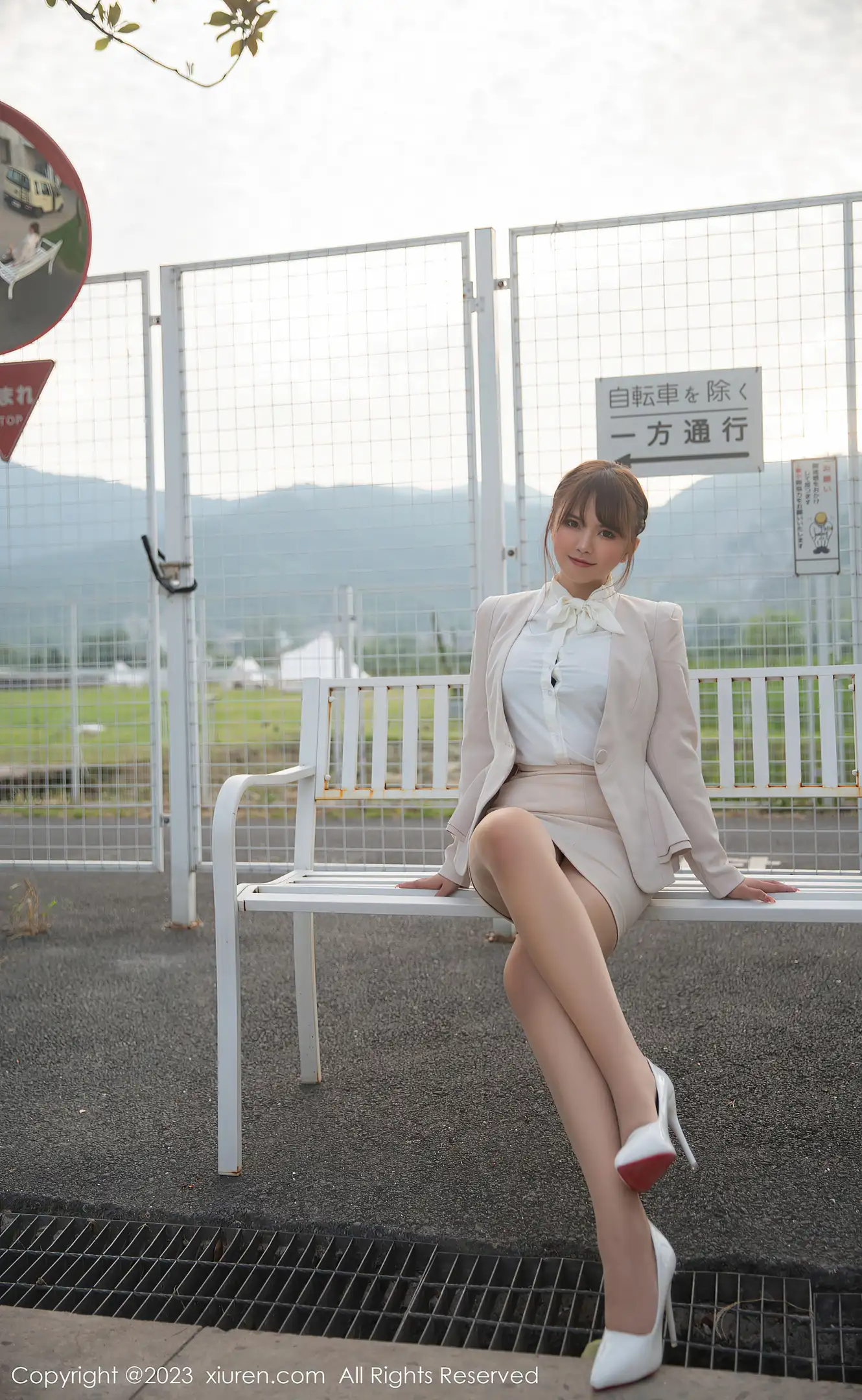 图片[2]-[XiuRen秀人网] 2023.03.08 VOL.6383 张思允Nice 白色OL制服与黑色蕾丝内衣加肉丝美腿性感私房写真集-秀人网官方网站